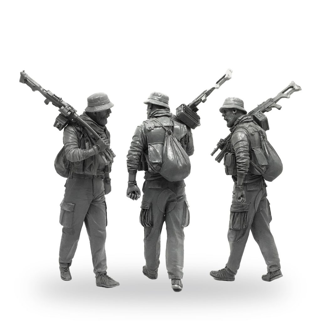 Unpainted 1/35 scale American soldier figures with rifles and gear.