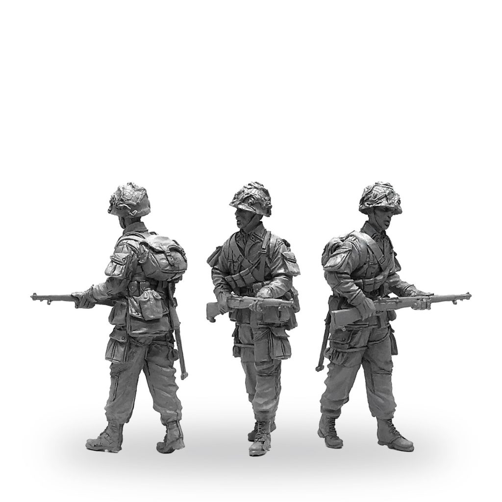 Three US WW2 ground soldier rifle figures in detailed uniform and gear.