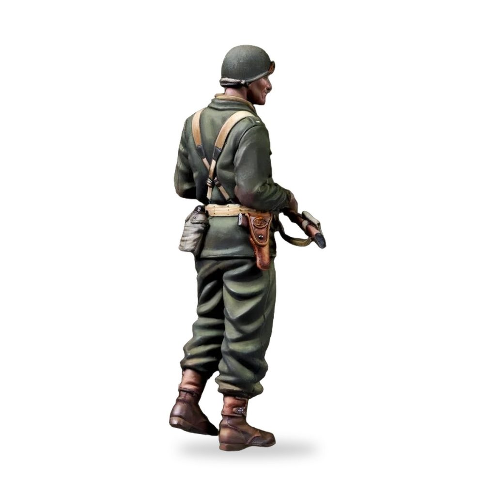 Unpainted US WWII officer miniature in green uniform with gear and rifle.