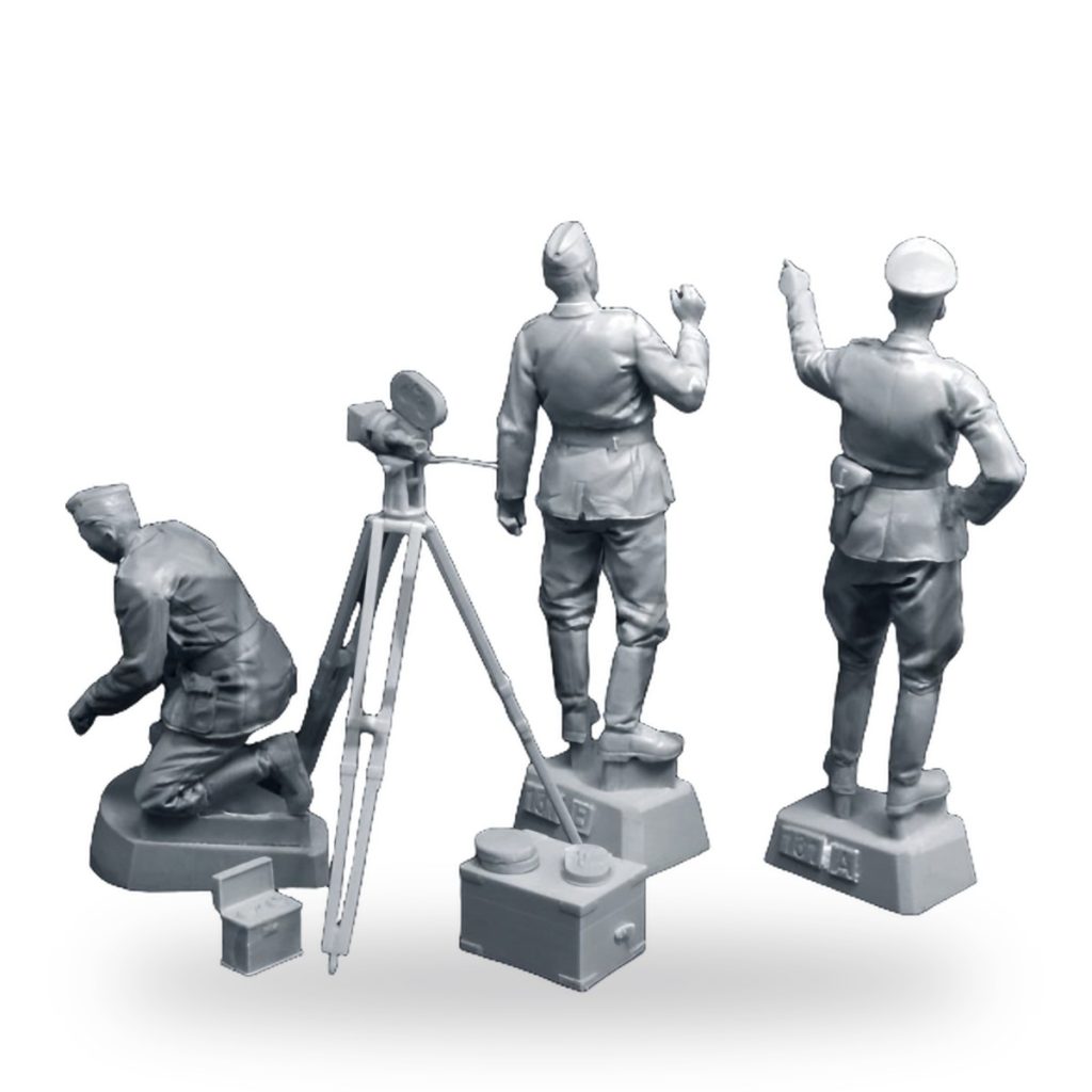 Unpainted WW2 US military camera crew figures on display base.